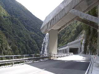 Wasserfall mitten im Steilstck