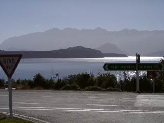 Lake Manapouri und die Berge des Fjordlandes im Dunst